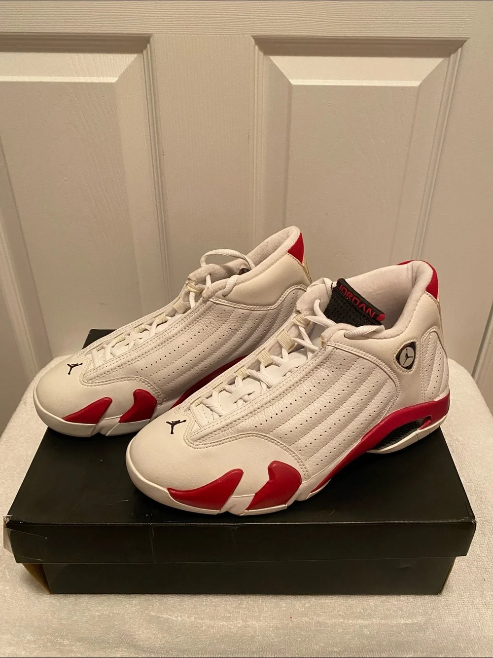 Air Jordan 2 Retro White and Red Men’s Sneakers…size 8